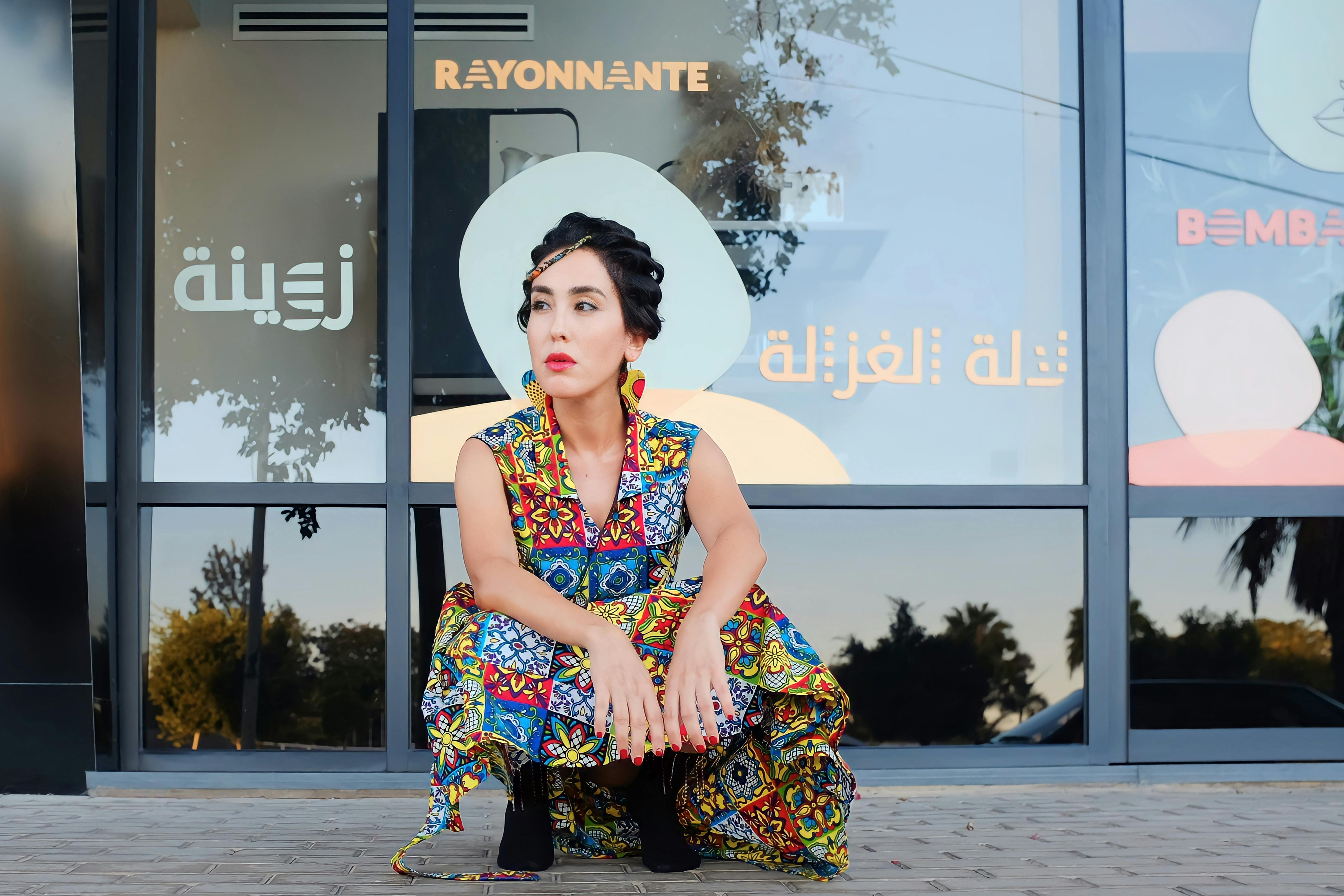 品牌传播团队在沟通会议中的形象照片